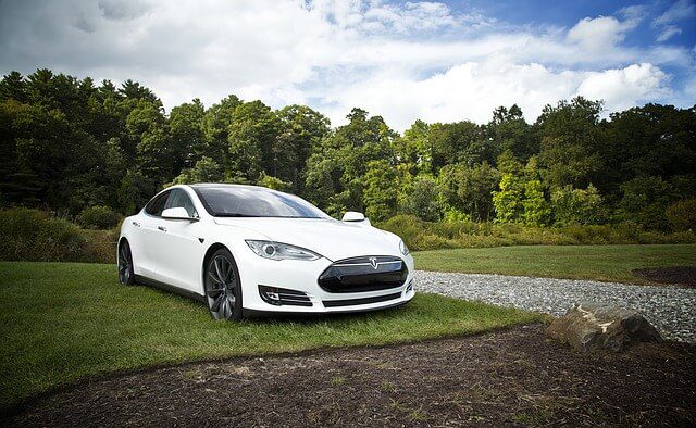 Biały samochód marki Tesla